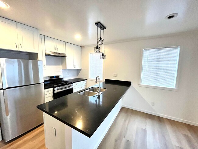 Foto del edificio - Charming 4 Bedroom Home Located in Lomita Park Neighborhood