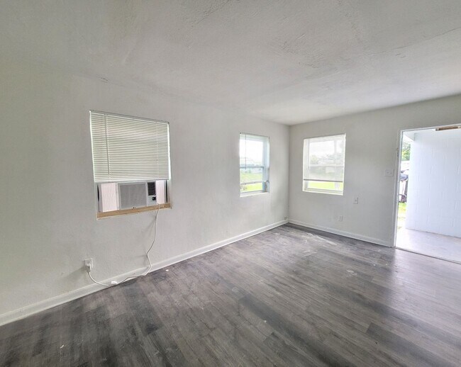 Foto del edificio - 89 S. Garfield Rd Pensacola.  January Move...