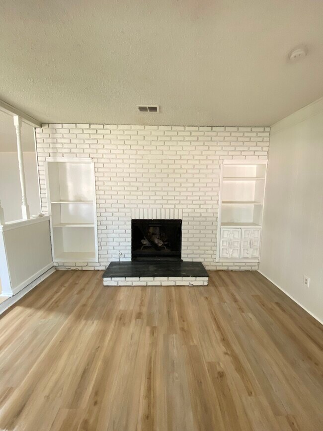 Building Photo - 2105 Linda Ln