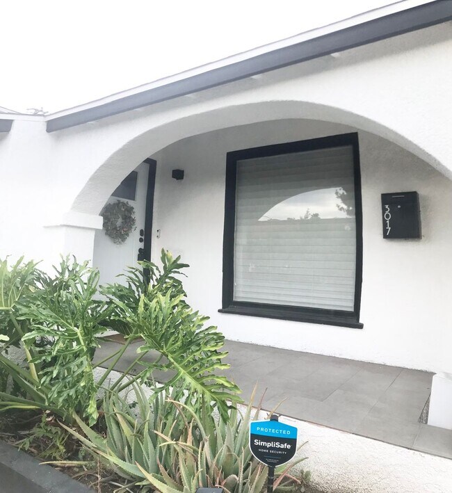 Foto del edificio - Gorgeous 3 Bedroom 2 Bath Updated House for Lease Near SoFi!