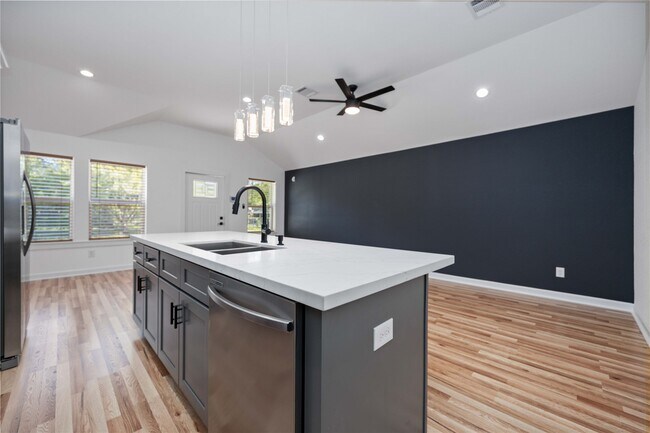 Building Photo - 5126 Pershing St