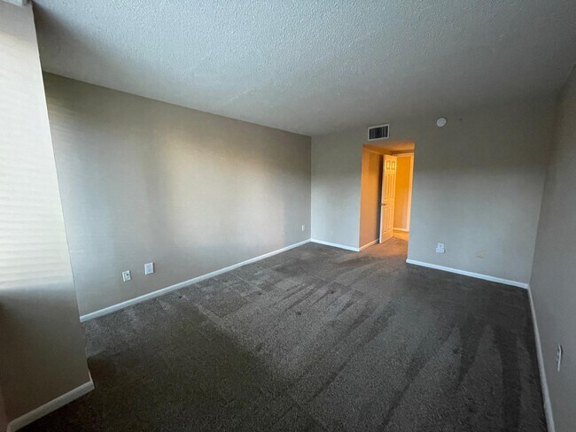 Foto del edificio - 6301 Stevenson Ave