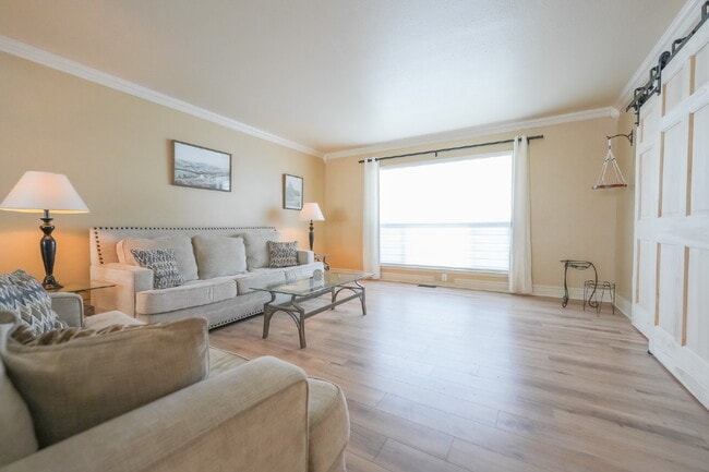 Foto del edificio - Private Room for Rent with Garage Access -...