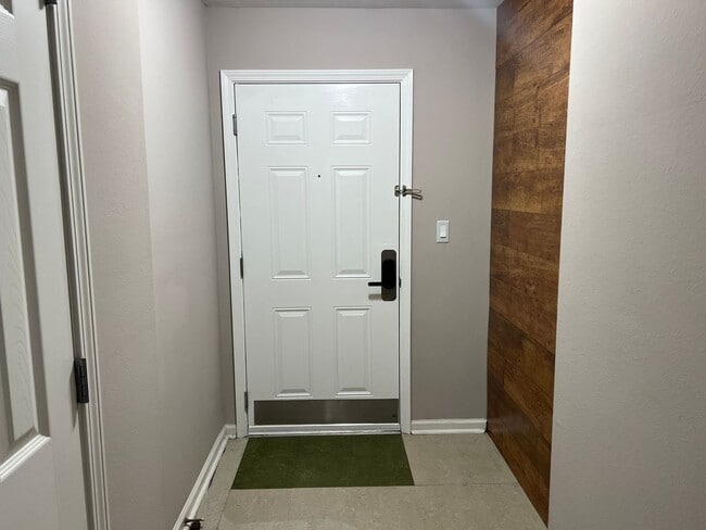 Building Photo - First Floor Condo at Bridgepointe - Beauti...