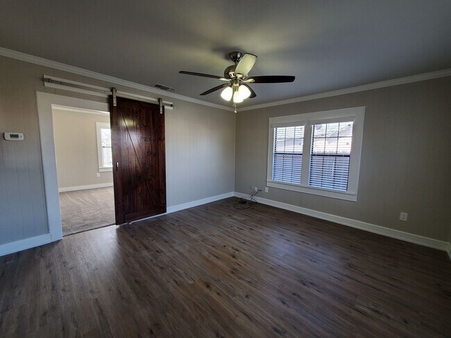Building Photo - BEAUTIFUL 1 Bedroom 1 Bath remodeled home!...