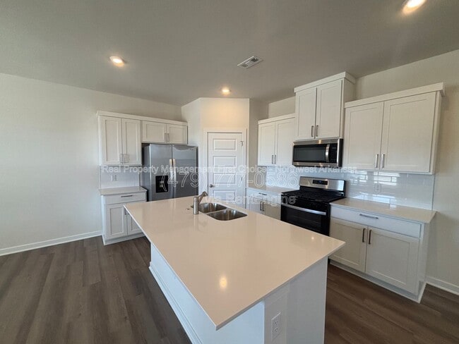 Building Photo - 4802 W Planetree St