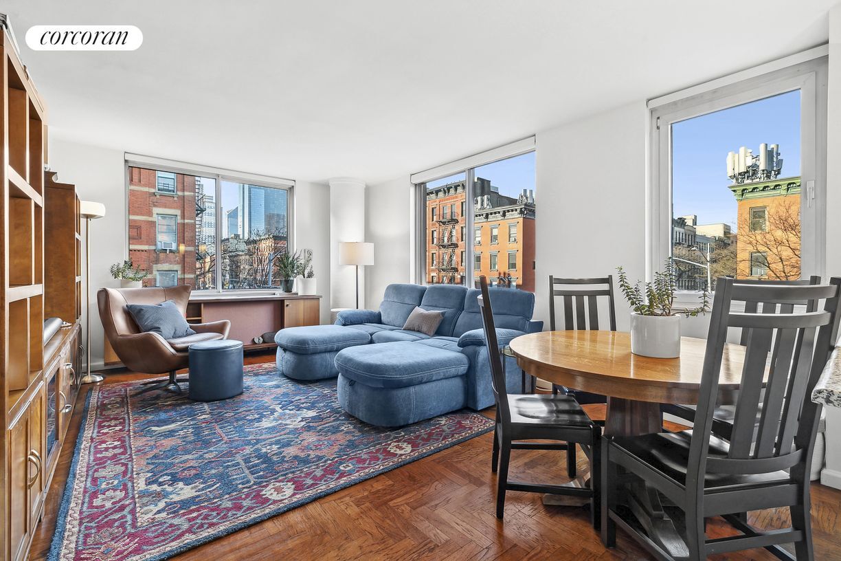 Foto principal - 393 W 49th St