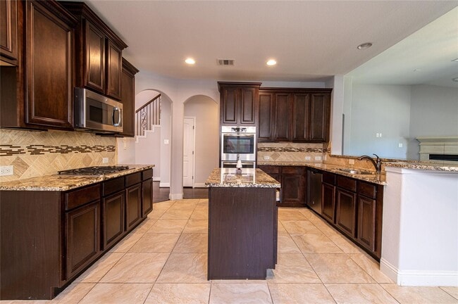 Building Photo - 7 Whispering Thicket Pl