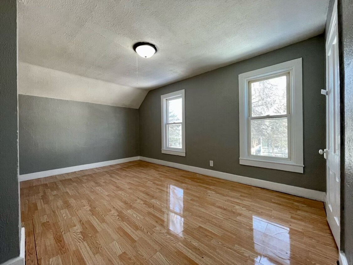 Foto principal - 98 Manitoba Ave W