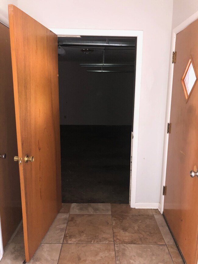 Foto del edificio - 3 bed, 2 living, 2 bath, 2 car garage