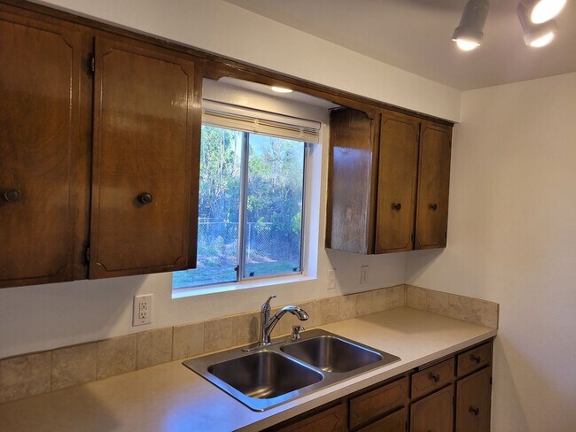 Foto del edificio - 4645 Reimann St NE