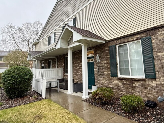 Building Photo - Great 3BR/2BA End Unit Elk River Townhome Available June!