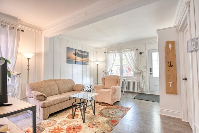 Lounge - 1849 Rue De La Bastille