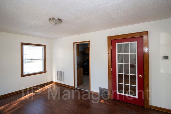 Building Photo - Updated 3BD Home in Brooklyn Area