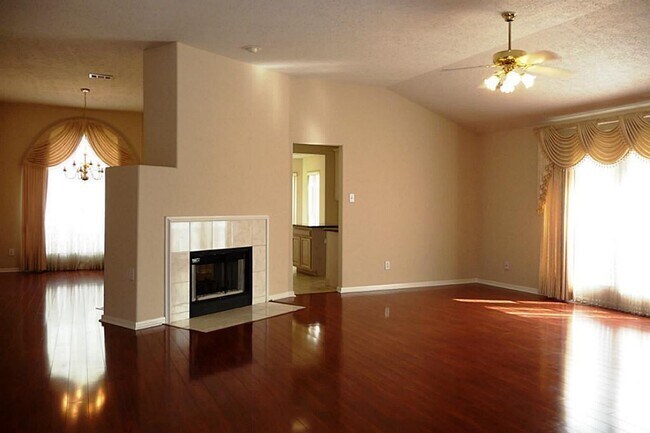 Building Photo - 211 Hartwood Ct