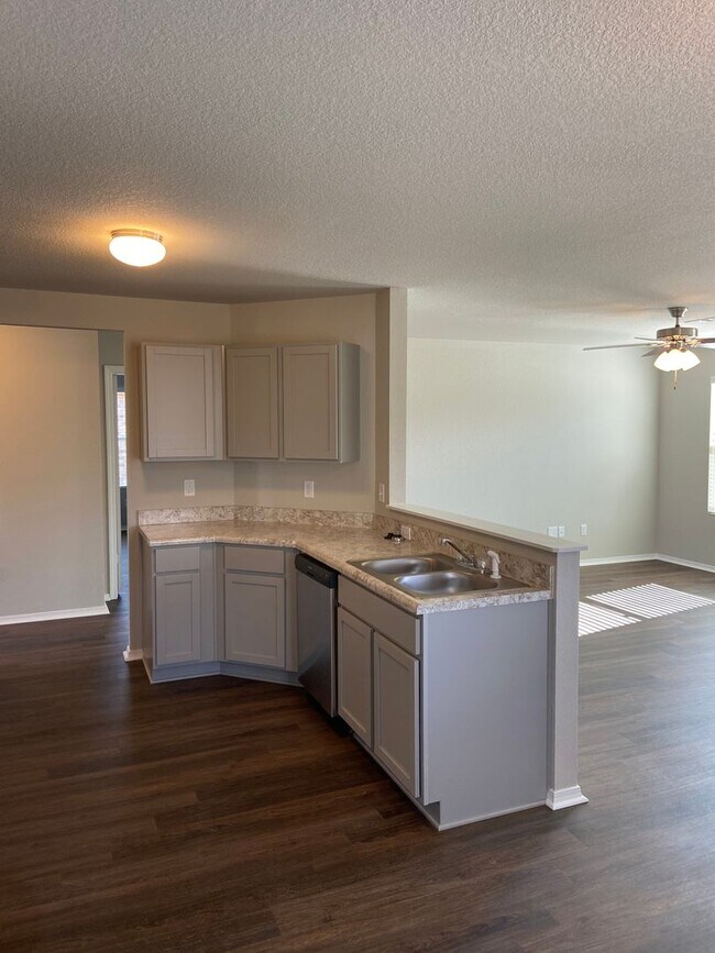 Foto del edificio - Three Bedroom | Two Bathroom Home in Conra...