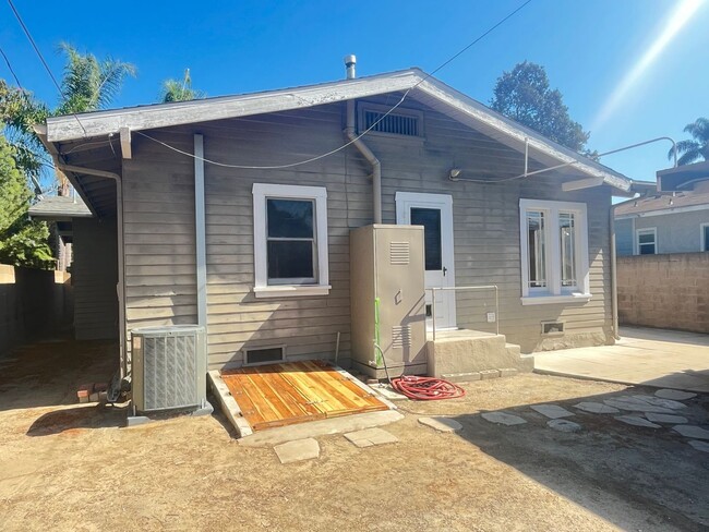 Building Photo - Charming & Updated 3 Bedroom 1 Bath Home I...