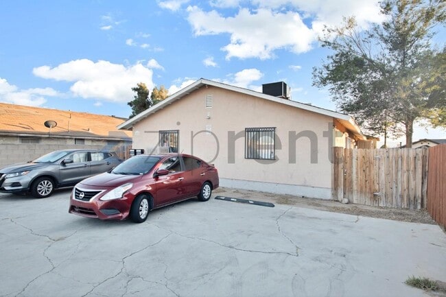Building Photo - 16025 L St