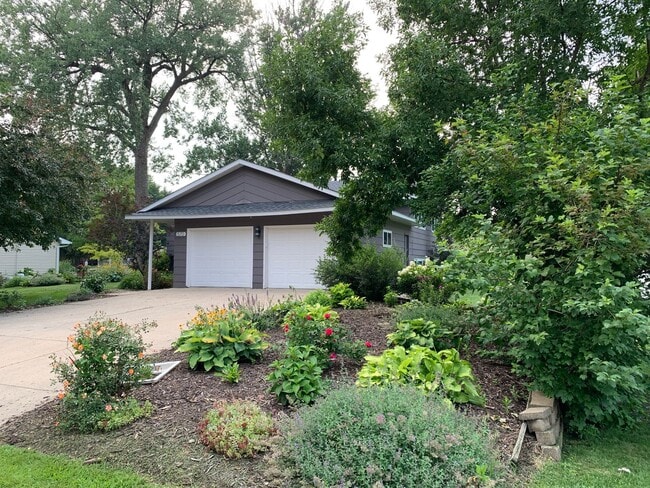 Building Photo - Beautifully Landscaped Split-Level Home