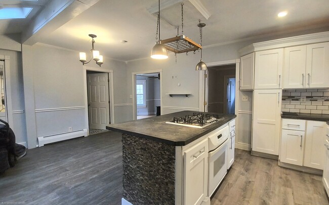 Building Photo - 204 Main St