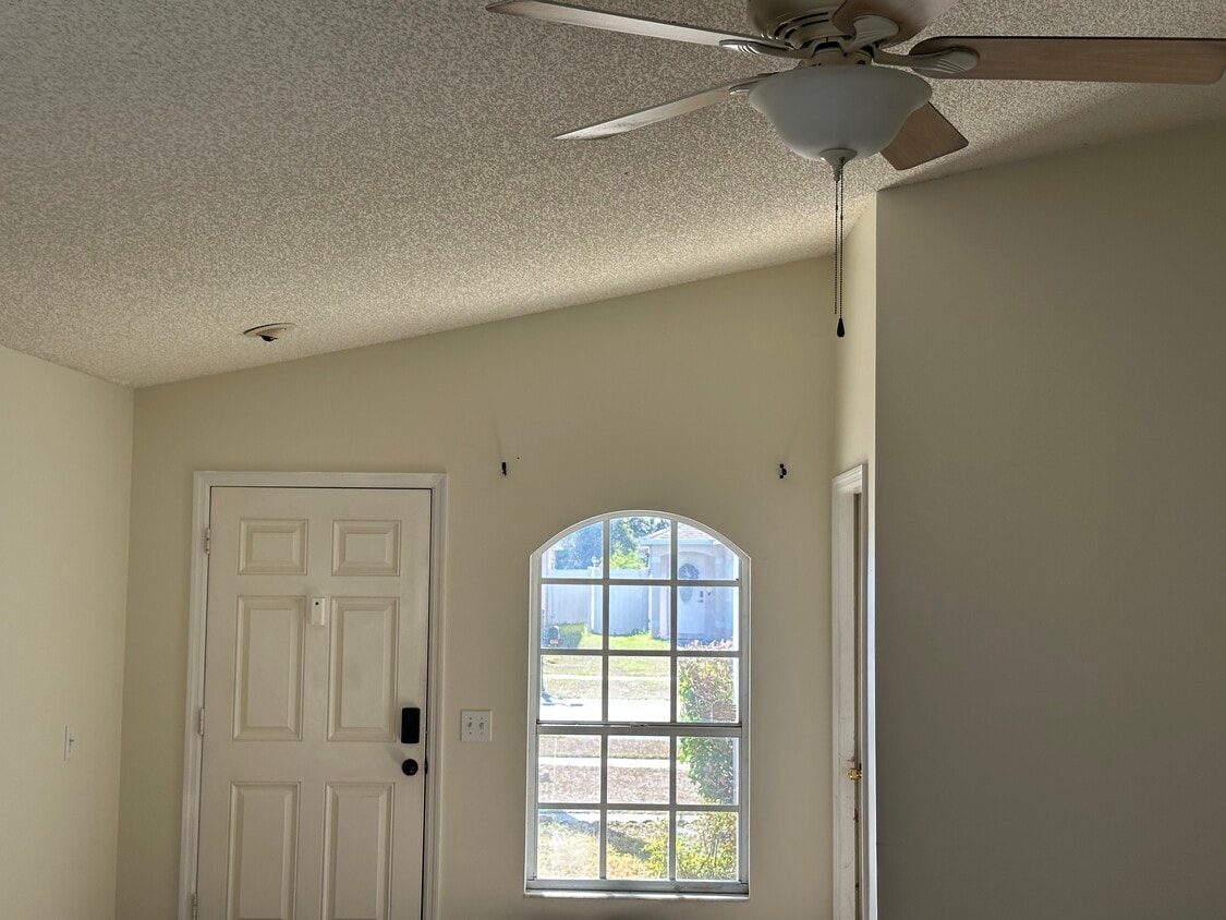 Foto principal - 6142 Lanshire Dr