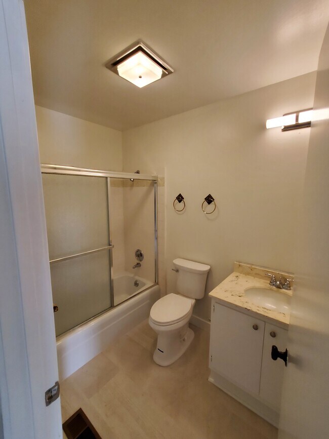 Building Photo - 1008 Commons Dr