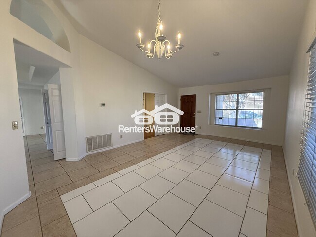 Building Photo - 2819 E Calavar Rd