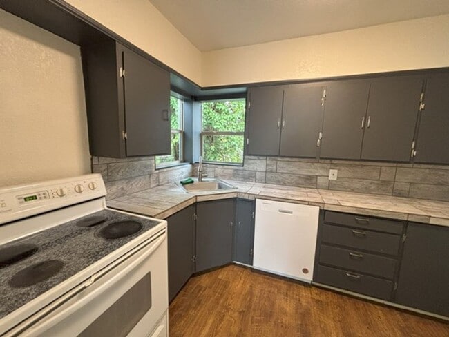 Foto del edificio - 3Bd/2Ba Two Story House - Available to View!