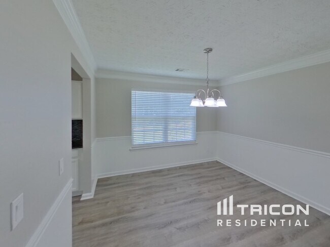 Building Photo - 1631 Royal Ives Dr SE