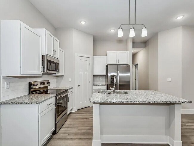 Building Photo - 3 Bedroom 2 Bathroom Townhome!