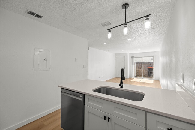 Building Photo - 5425 SE 30th Pl