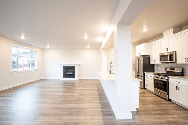 Building Photo - Stunning new construction!
