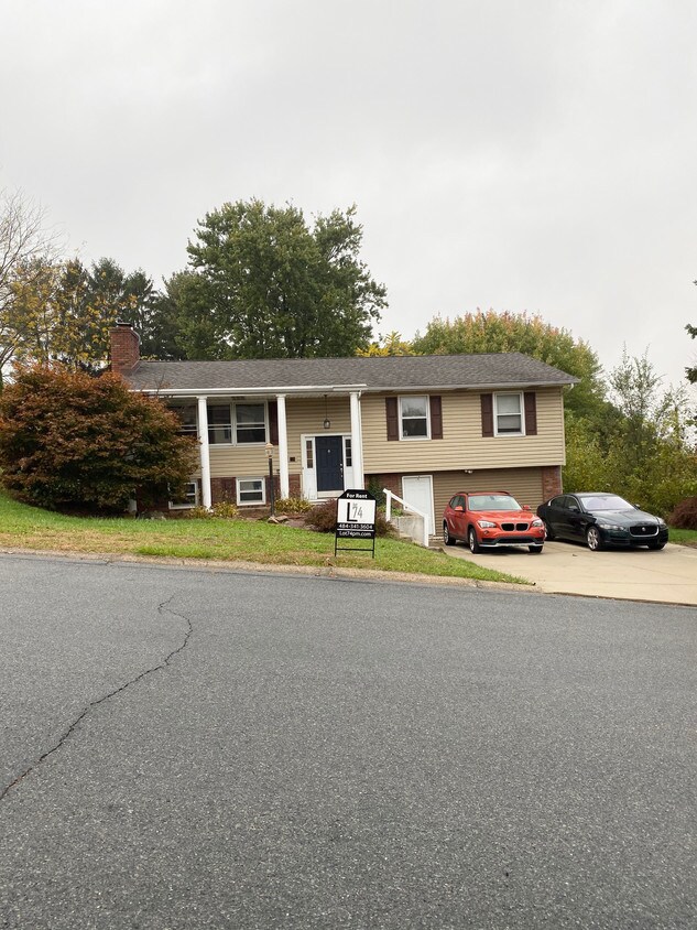 Foto principal - 429 Chestnut Cir W