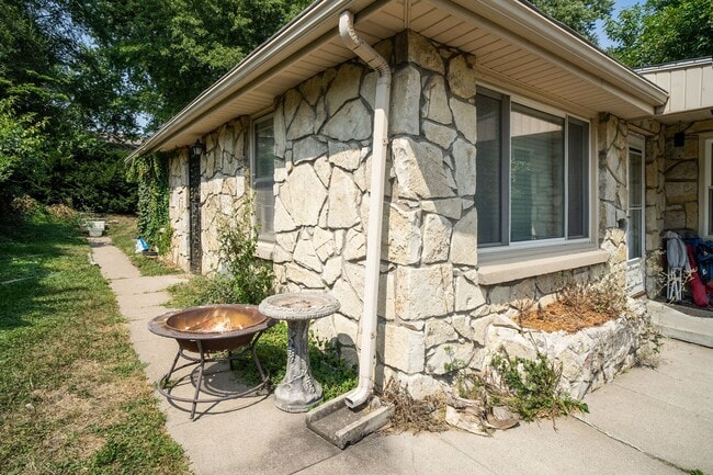 Building Photo - Updated 3 Bedroom Benson Home