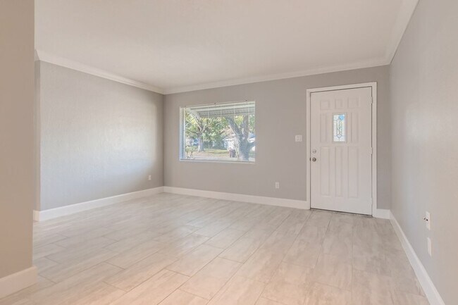 Building Photo - 2240 Valencia Rd