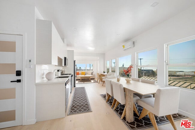 Foto del edificio - 117 W Channel Rd