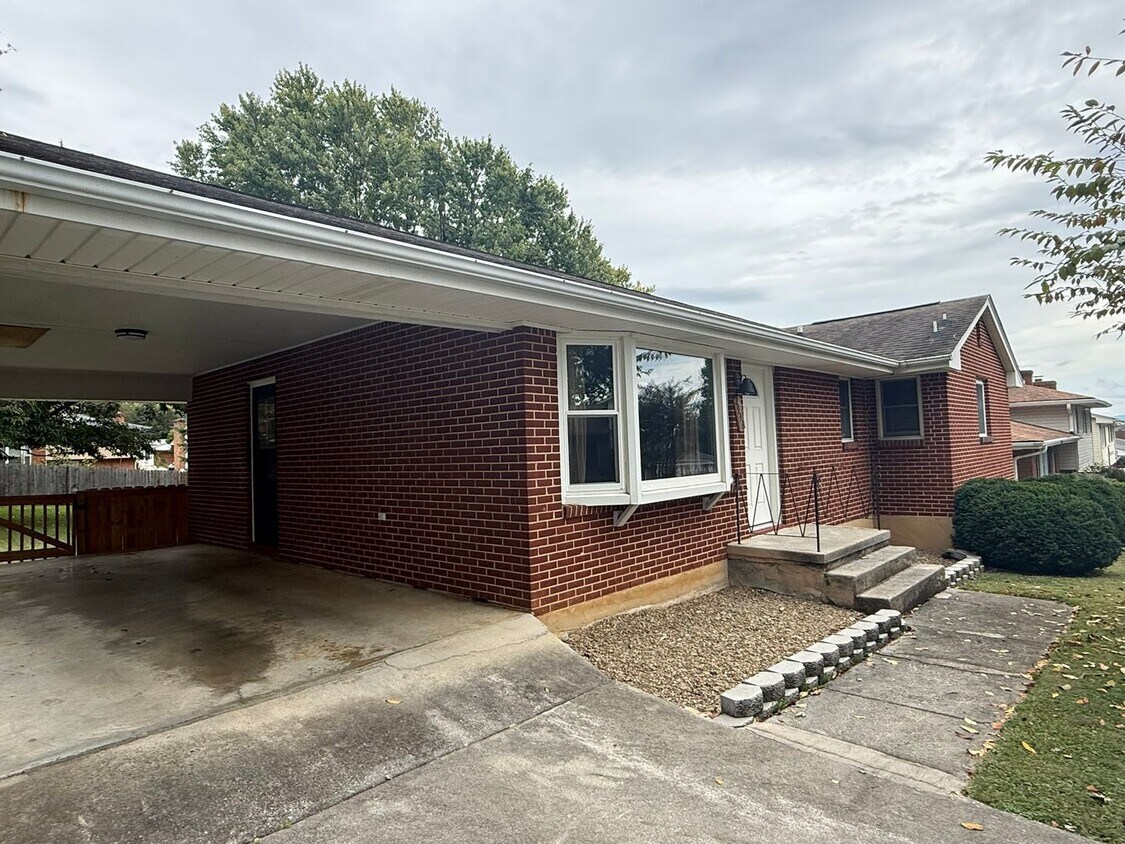 Primary Photo - 3 Bedrooms, 1.5 Baths, Ranch in North Roan...