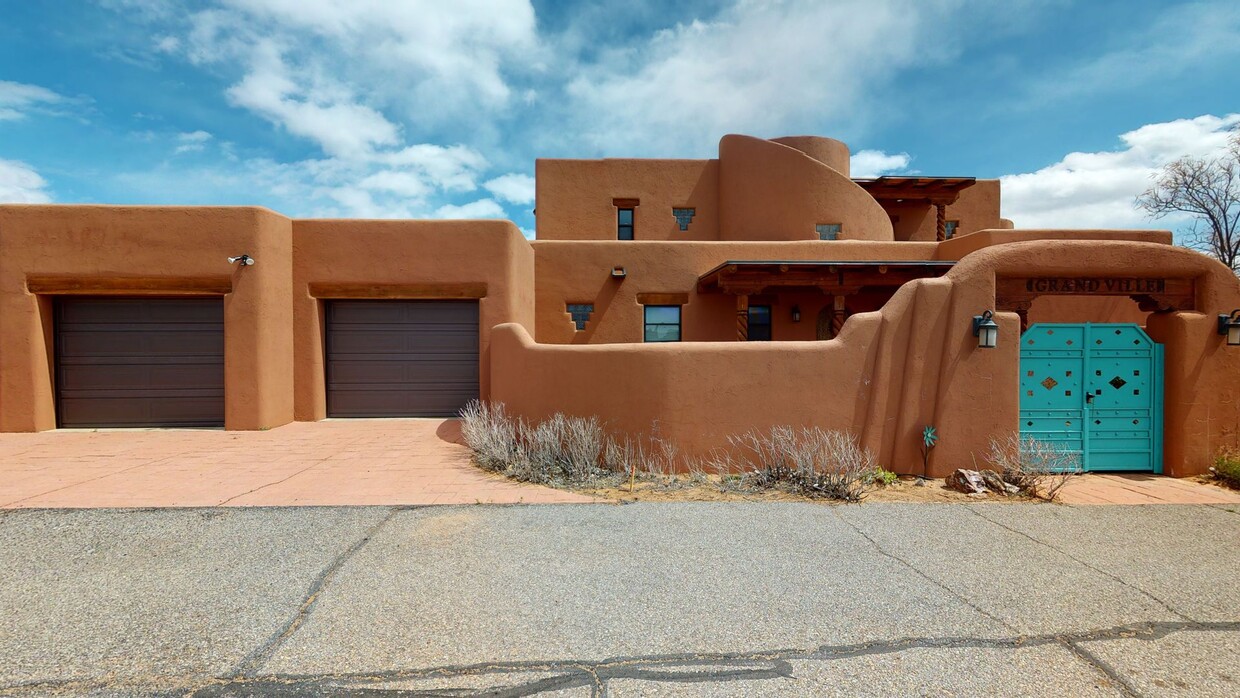 Primary Photo - Custom home in exclusive Navajo Ridge