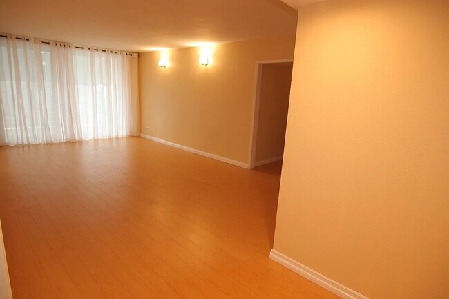 Building Photo - "Spacious 1-Bedroom Gem in the Heart of Sherman Oaks - 1323 Sq Ft of Comfort!"