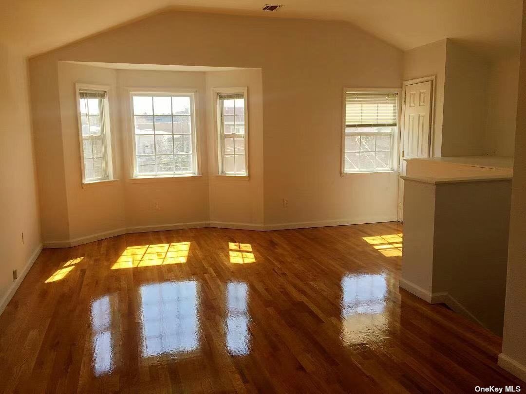 Foto principal - 66-63 Hull Ave