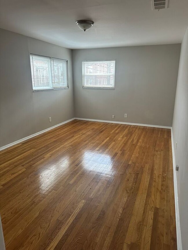 Building Photo - NOW READY! 1 BEDROOM 1 BATHROOM UNIT IN AT...