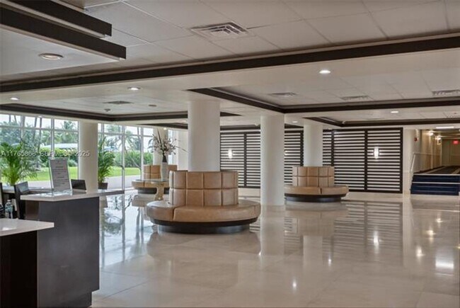 Foto del edificio - 5005 Collins Ave