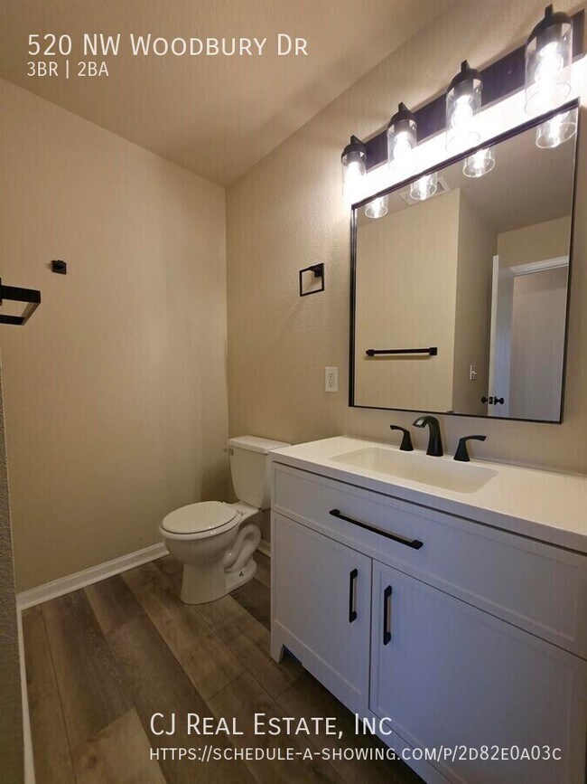 Foto del edificio - 520 NW Woodbury Dr