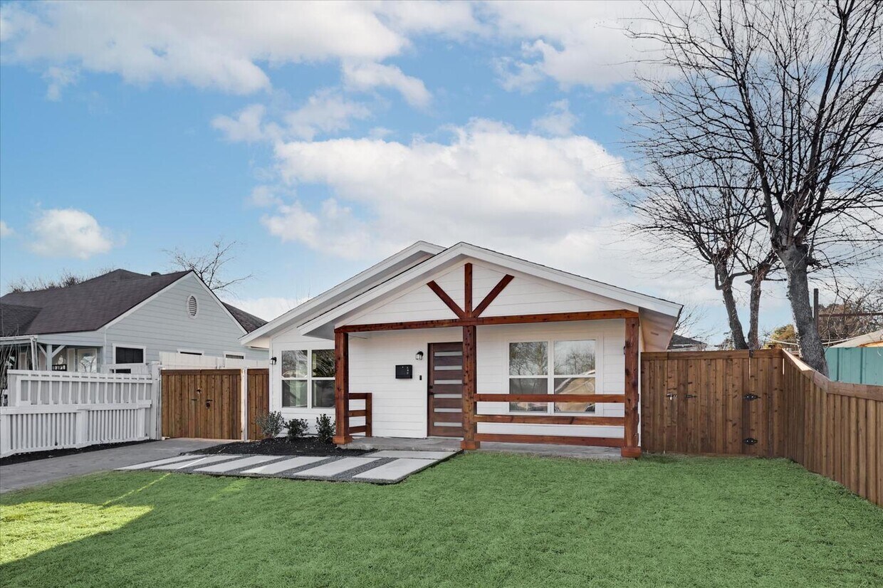 Room in 4 Bedroom Home at 215 N Jester Avenue House Rental in Dallas