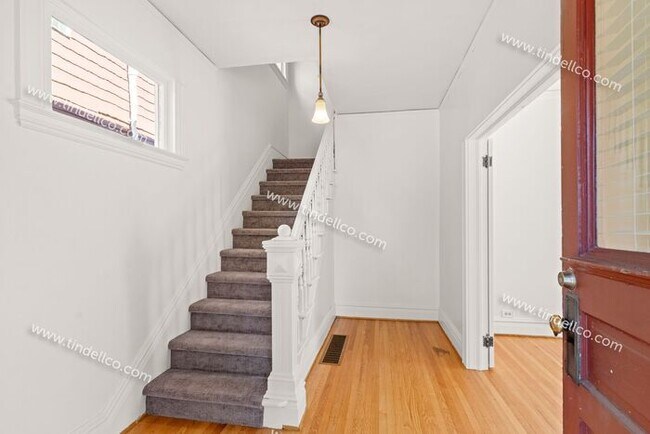 Foto del edificio - University Park Farmhouse with Yard, Deck ...