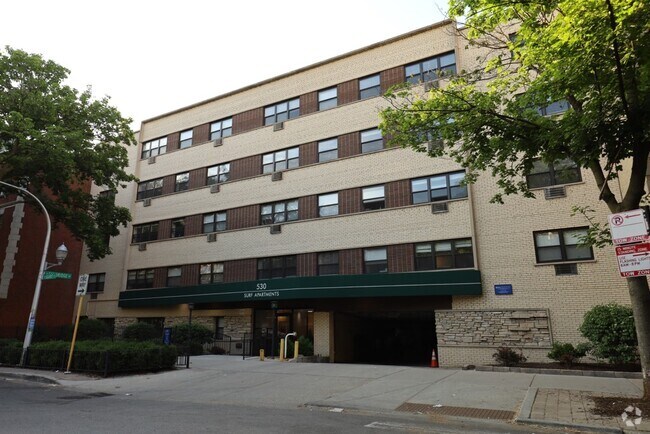 Building Photo - 533 W Surf St