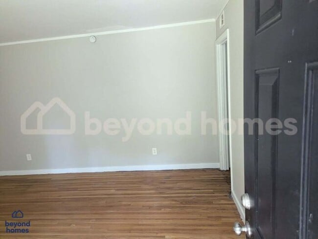 Building Photo - Spacious 3-bedroom, 1.5-bath home availabl...