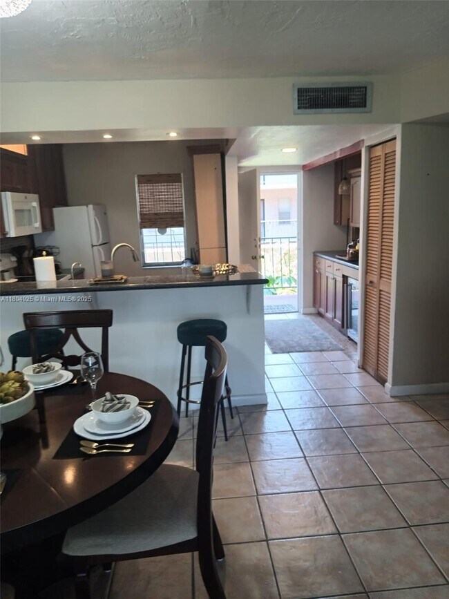Foto del edificio - 2821 Somerset Dr