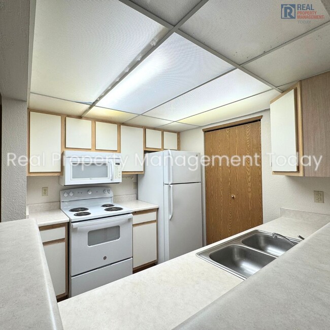 Building Photo - Cozy 3 Bedroom Apartment In Burien!