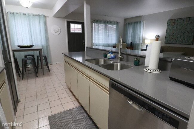 Building Photo - 2 br, 1 bath Condo - 7001 Fillmore Blvd
